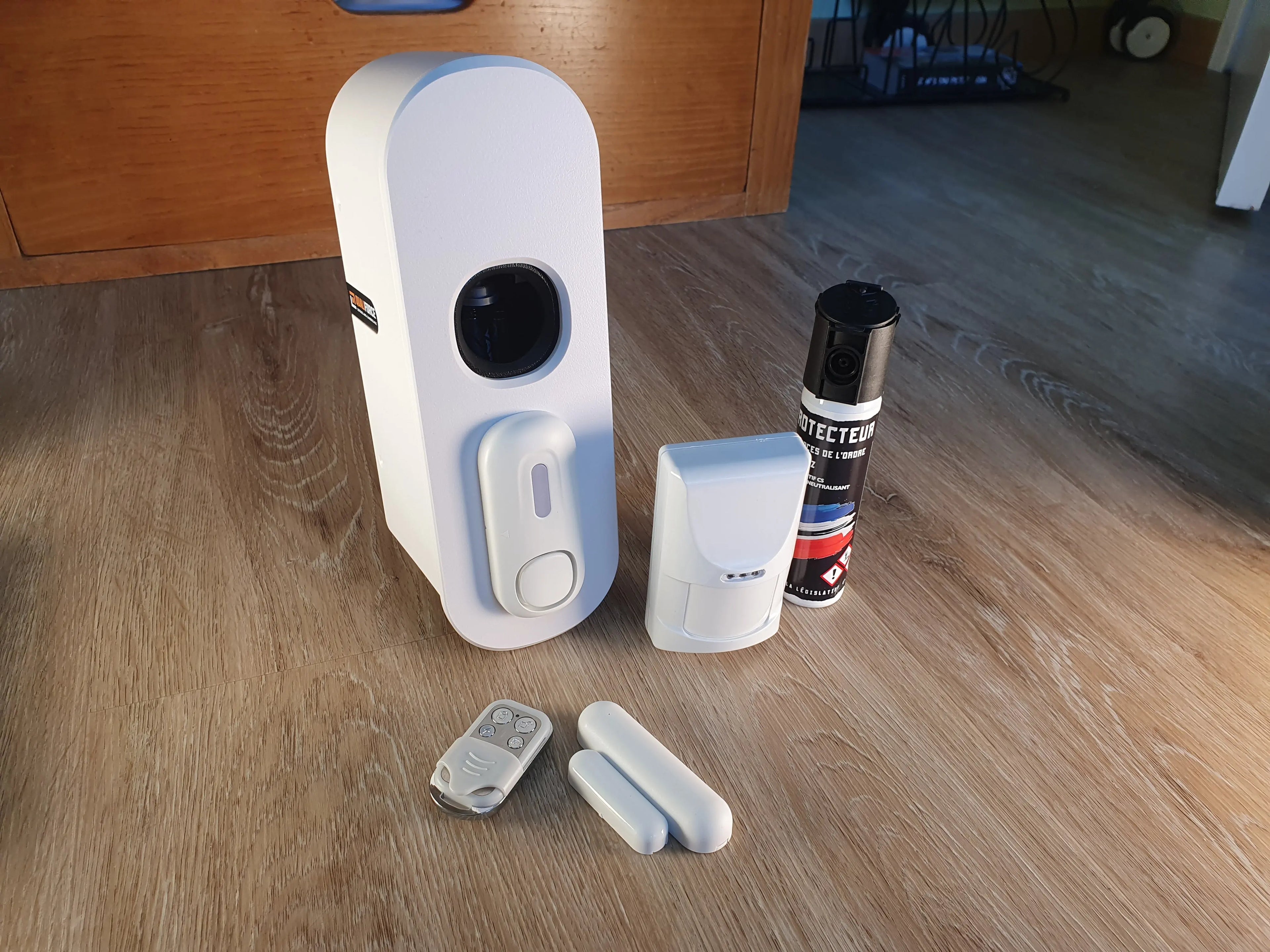 Alarme avec diffuseur de gaz lacrymogène CS - sirène 105 Db 100% autonome QGAZ 225 Qualiforce modèle original - centrale seule Qualiforce